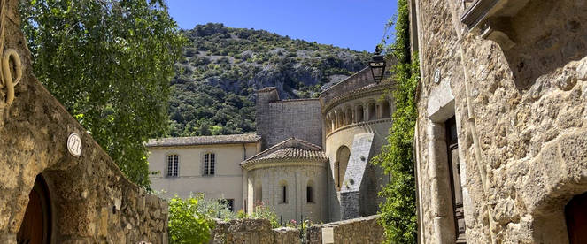 ruelle lors excursion au village de Saint Guilhem le desert