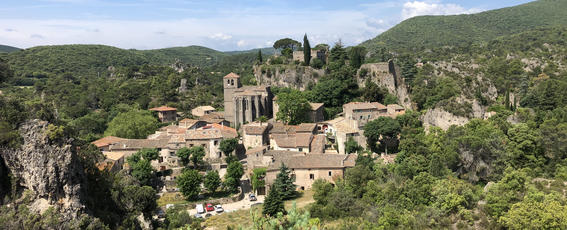 vue sur le village de moureze et du cirque de moureze lors de l'excursion à saint guilhem le desert