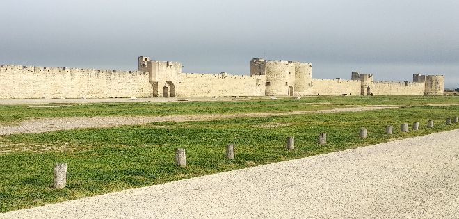 Remparts du village Aigues Mortes lors excursion deouis Montpellier