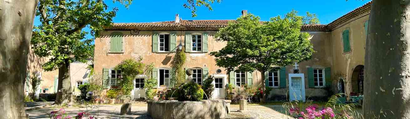 Place avec la fontaine du village de Villeneuvette, ancienne manufacture royale